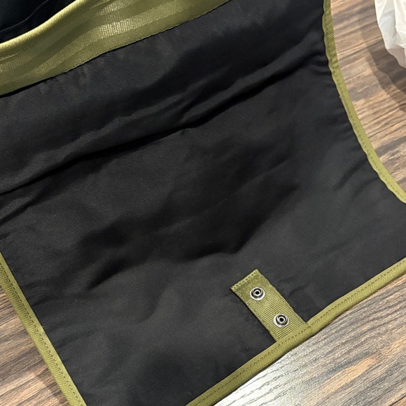 NWT- Harveys Forest Green Men’s Messenger Bag - Picture 11 of 11